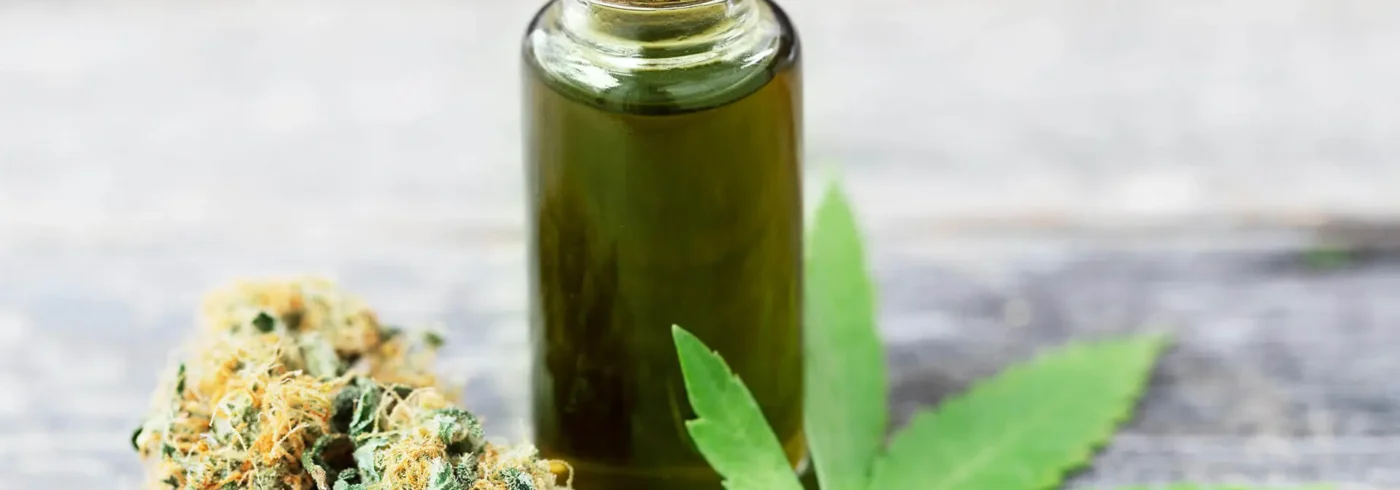 bottle-of-cannabis-oil-with-bud-V6HMQK9-2.jpg